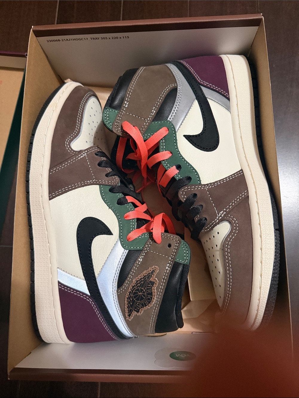Air Jordon retro high OG
Black/Archaeo/brown/chocolate
Size 8.5